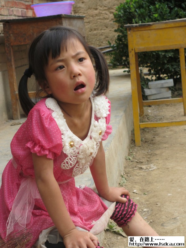 【爱心支教】之单亲四岁可爱求资助的小女孩——周亚凤